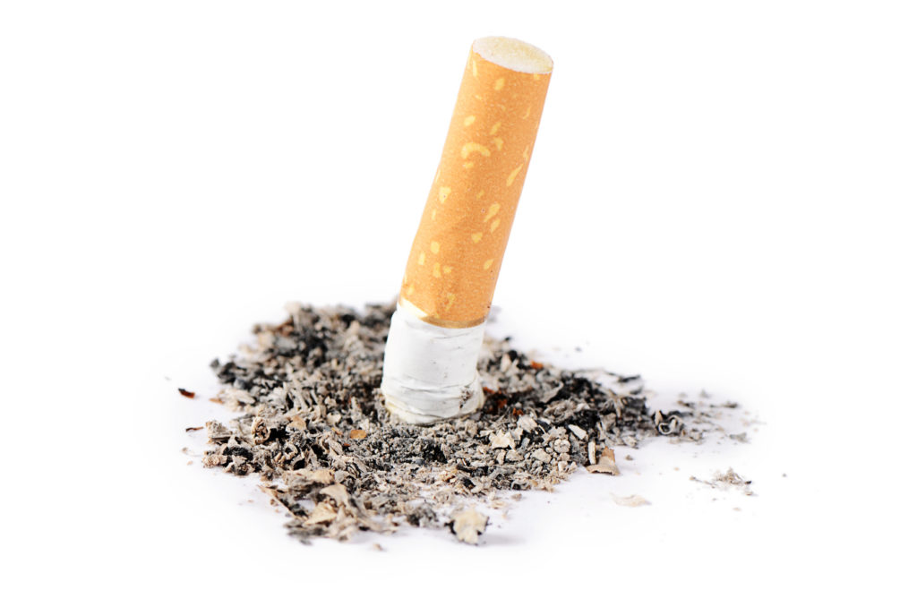 Die letzte Zigarette, ausgedrückt. Genug ist genug! Die Nichtraucher-Hypnose hilft Ihnen dabei, mit dem Rauchen aufzuhören.